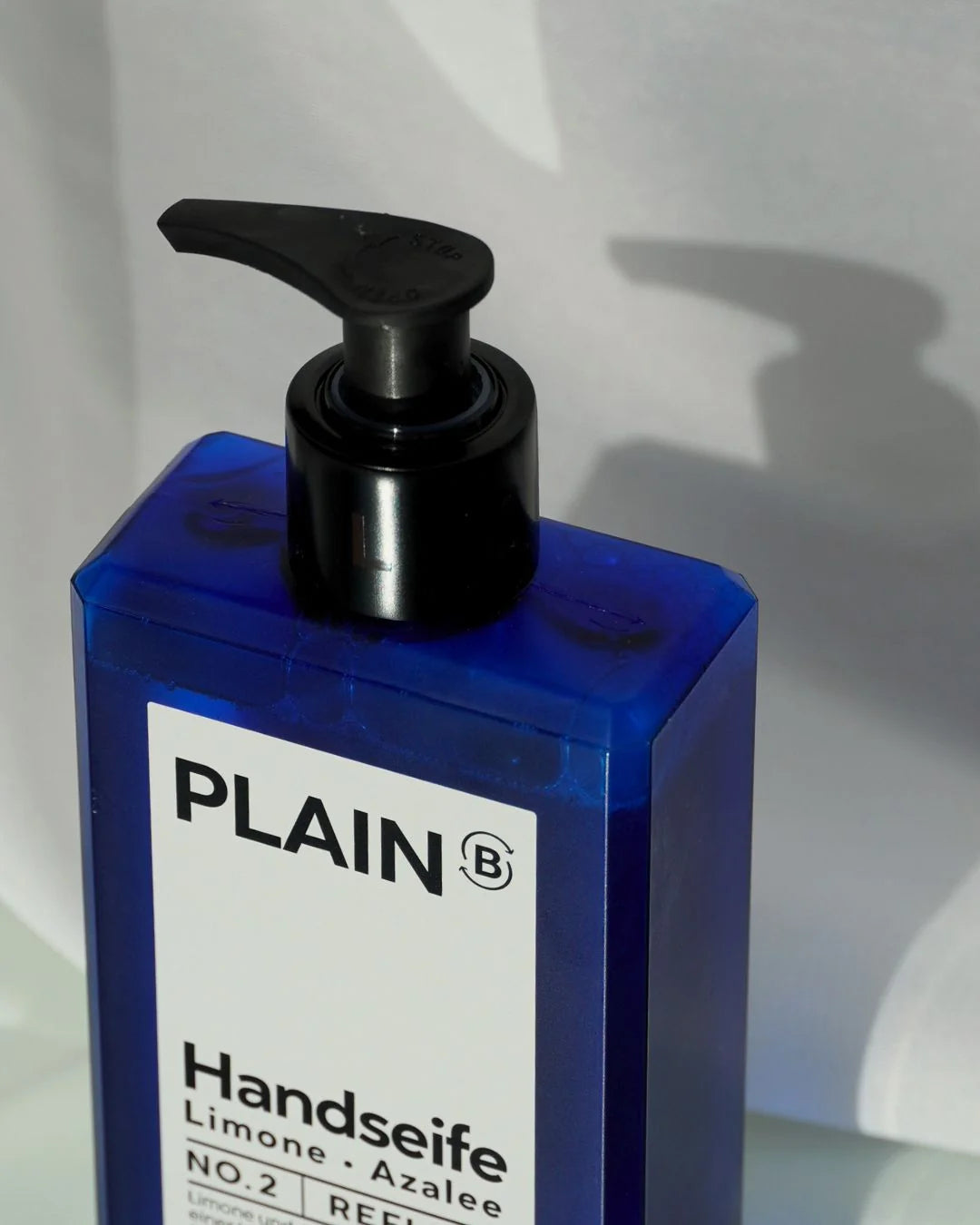 PLAIN B Handseife NO. 2 REFLECT mit Limone und Azalee im blauen Flacon mit schwarzem Pumpspender, Detailansicht