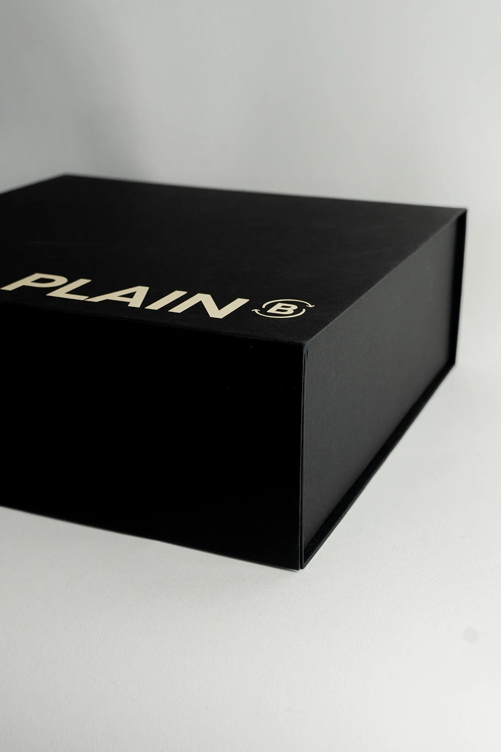 Geschenk-Set Flacon & Refill | NO. 5 | EMBRACE | Zedernholz · Rosmarin in PLAIN B Magnetbox