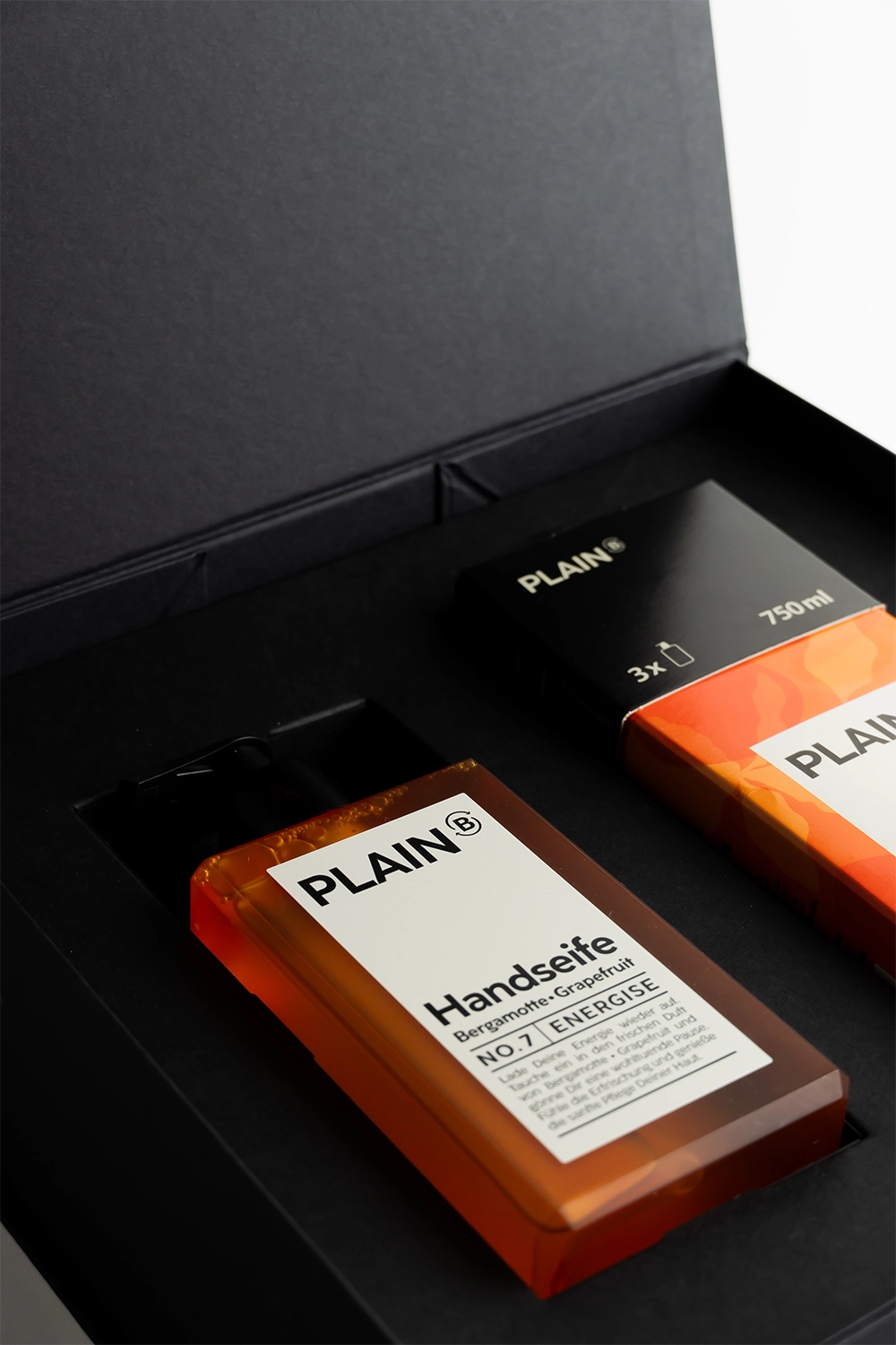 Geschenk-Set Flacon & Refill | NO. 7 | ENERGISE | Bergamotte • Grapefruit in PLAIN B Magnetbox