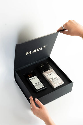 Geschenk-Set Flacon & Refill | NO. 5 | EMBRACE | Zedernholz · Rosmarin in PLAIN B Magnetbox