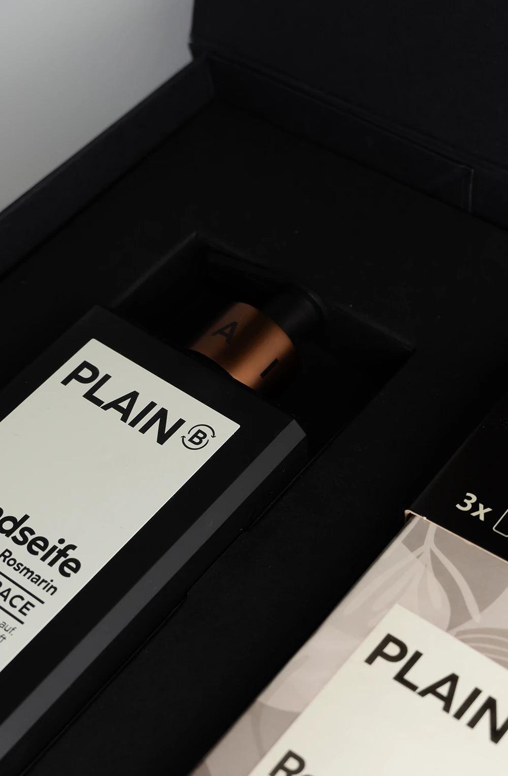 Geschenk-Set Flacon & Refill | NO. 5 | EMBRACE | Zedernholz · Rosmarin in PLAIN B Magnetbox