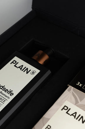 Geschenk-Set Flacon & Refill | NO. 5 | EMBRACE | Zedernholz · Rosmarin in PLAIN B Magnetbox