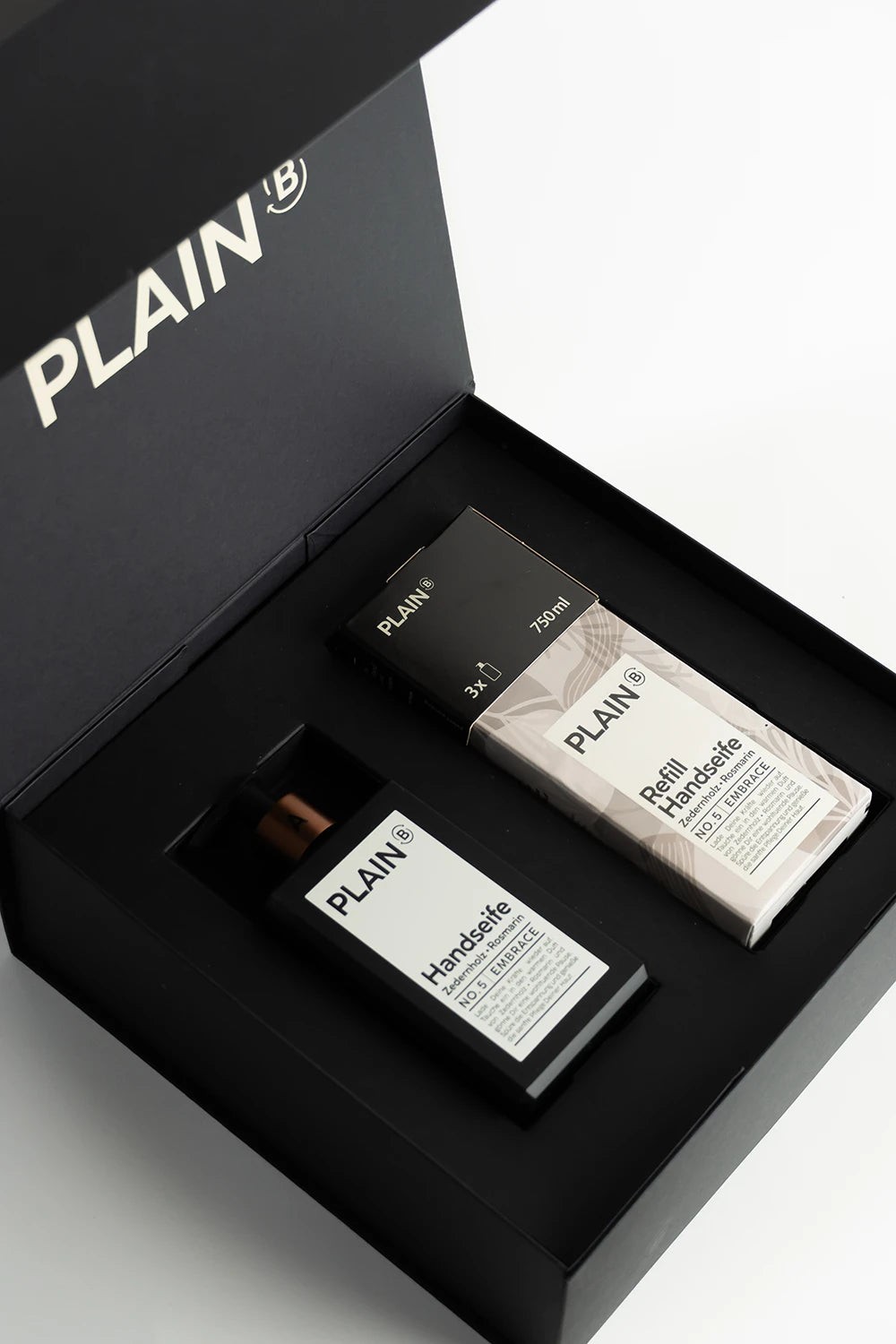 Geschenk-Set Flacon & Refill | NO. 5 | EMBRACE | Zedernholz · Rosmarin in PLAIN B Magnetbox