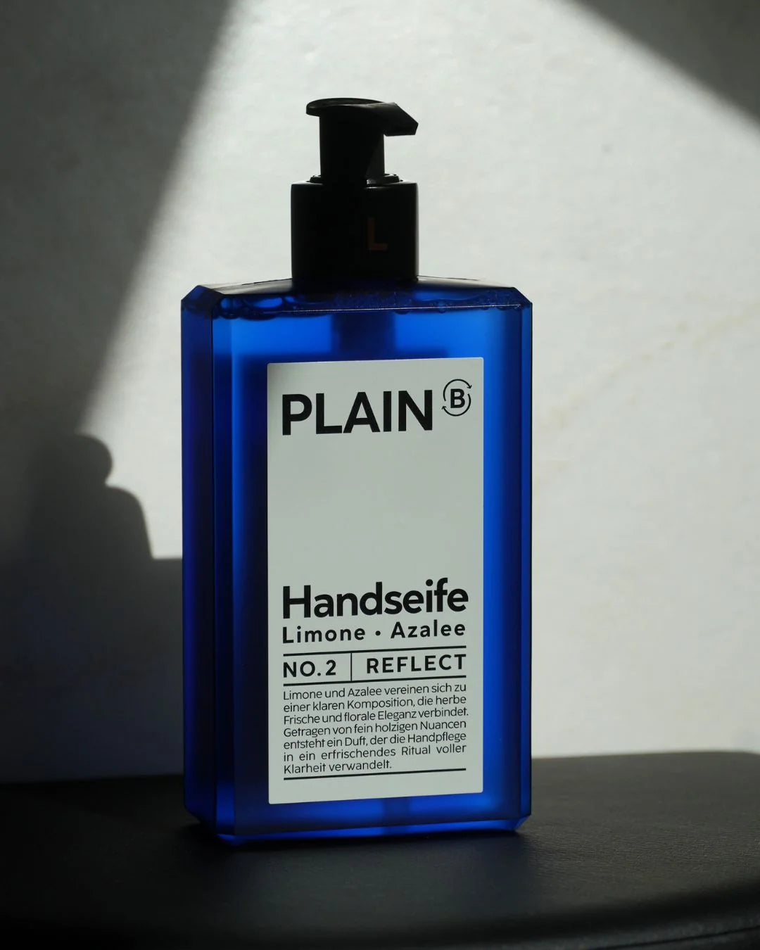 PLAIN B Handseife NO. 2 REFLECT mit Limone und Azalee im blauen 250-ml-Flacon