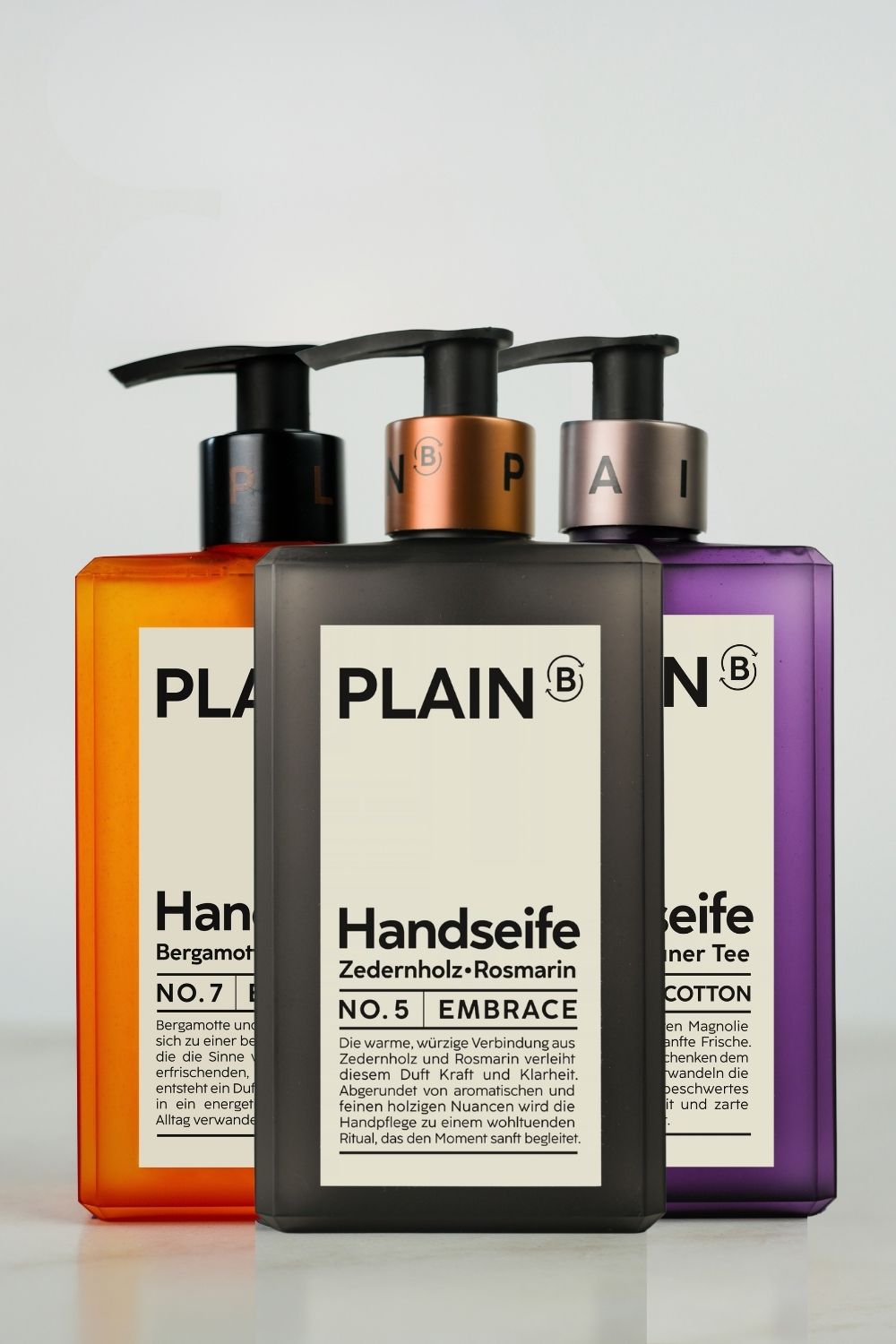 PLAIN B Handseifen Set mit drei 250-ml-Design-Flacons in Orange, Schwarz und Lila – ENERGISE, EMBRACE und FRESH COTTON